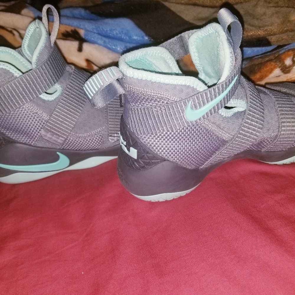 Lebron james soilder 11s